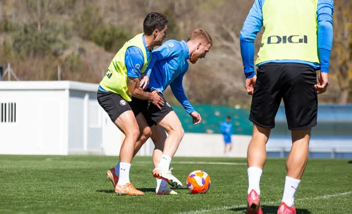 El Alavés retoma los entrenamientos sin bajas médicas y con varios dilemas por resolver