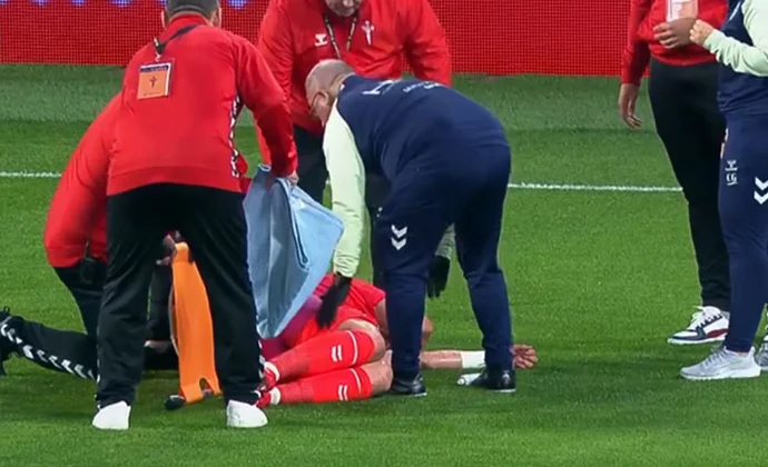 Cillessen tiene que ser retirado en camilla tras sufrir un golpe en la zona abdominal