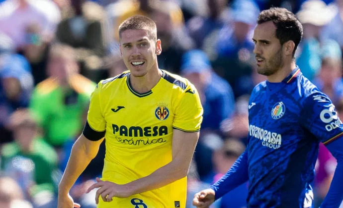 Foyth apunta nuevamente al lateral para frenar a Nico Williams