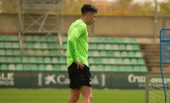 Marc Roca inicia su incorporación progresiva al grupo. Isco y Abde, bajas