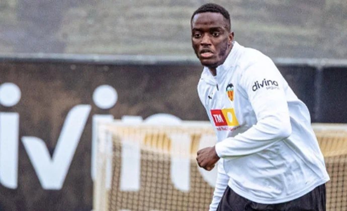 Barrenechea entrenan con el grupo y Corberán ensaya con Diakhaby en defensa