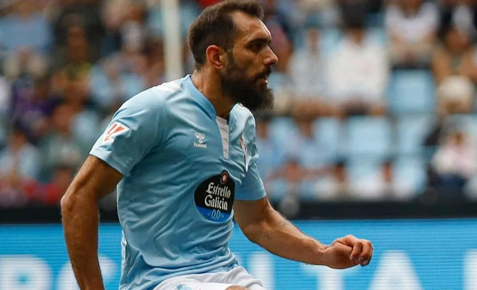 Borja Iglesias es duda por gripe pese a entrar en la convocatoria