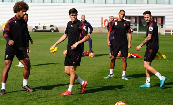 Juanlu y Suso se incorporan al grupo tras superar sus molestias