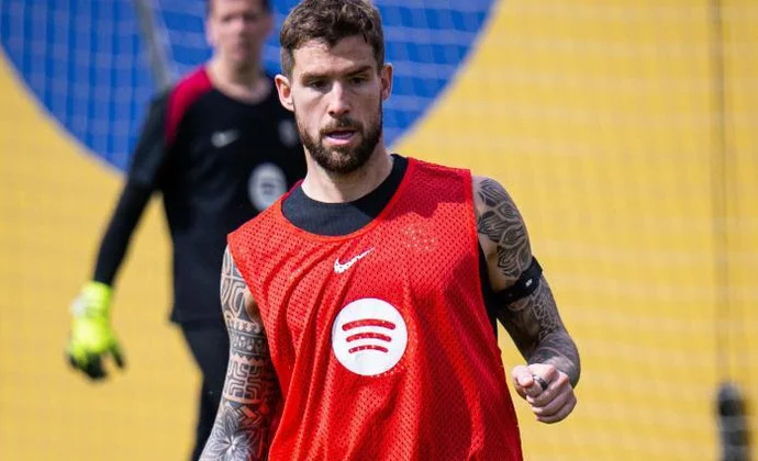 Íñigo Martínez se suma al grupo y Flick solo tiene cuatro bajas