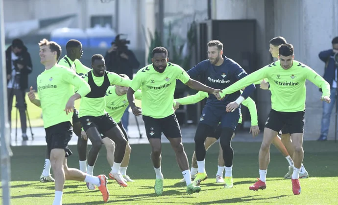 El Betis retoma los entrenamientos sin Abde, Isco y Fornals, pero con Marc Roca