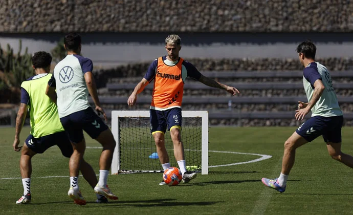 Las Palmas inicia la semana de trabajo con tres bajas