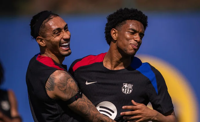 Flick junta en un rondo a los teóricos titulares contra el Borussia Dortmund