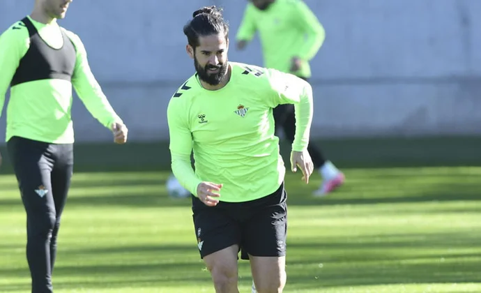 Isco y Fornals vuelven al grupo, Marc Roca completa otra sesión y Abde es el único al margen