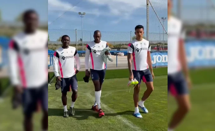 Djené salta al césped para ejercitarse, aparentemente, como uno más