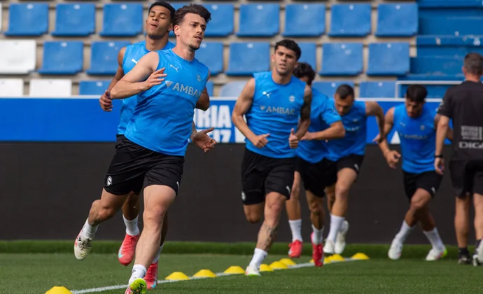 El Alavés completa la última sesión sin bajas y Owono será el portero titular