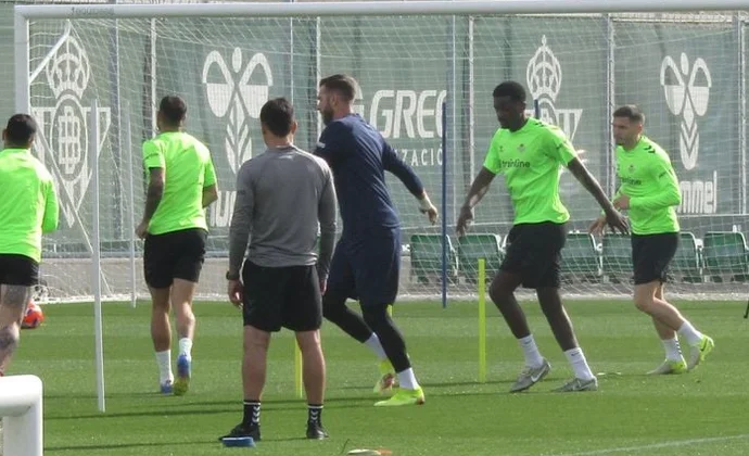 Antony, Isco y Jesús entrenan con normalidad con los que fueron titulares ayer