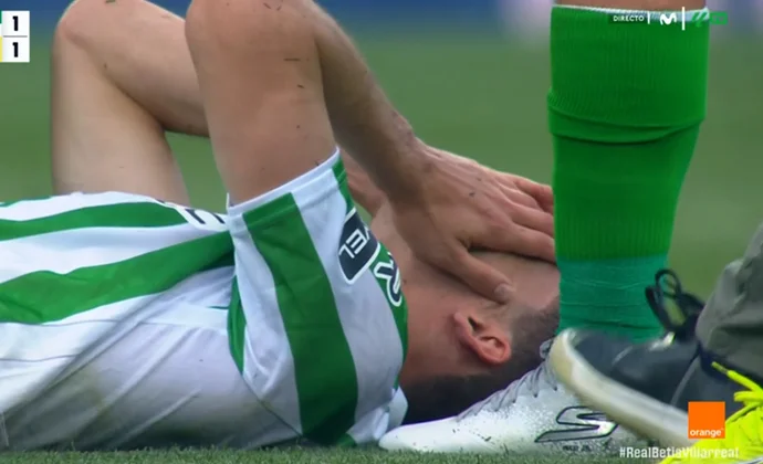 Diego Llorente pide el cambio por lesión