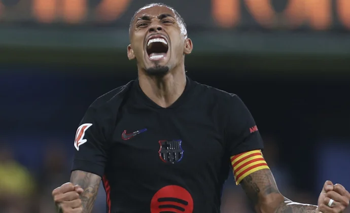 Raphinha y Araujo, pendientes de unas leves molestias