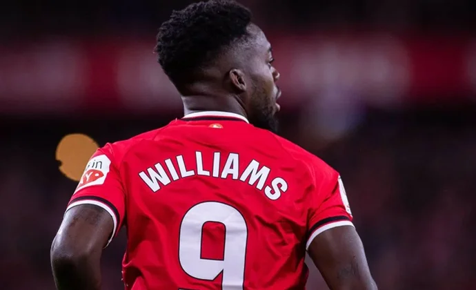 Iñaki Williams no terminó el partido por molestias y dejó al equipo con diez