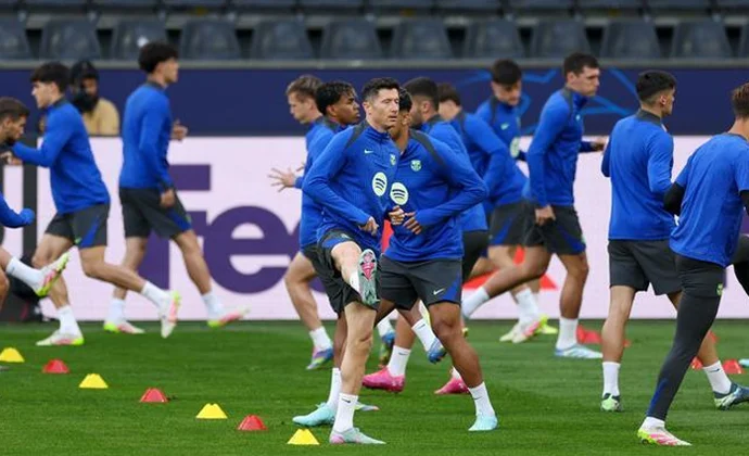 Lewandowski no completa la sesión con buenas sensaciones y es duda para iniciar mañana