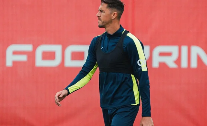 Raíllo y Mojica vuelven al grupo y siguen fuera los cuatro lesionados