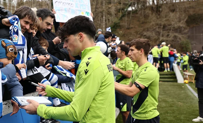 La Real Sociedad no recupera efectivos, pierde a Barrenetxea y Kubo se retira antes por precaución