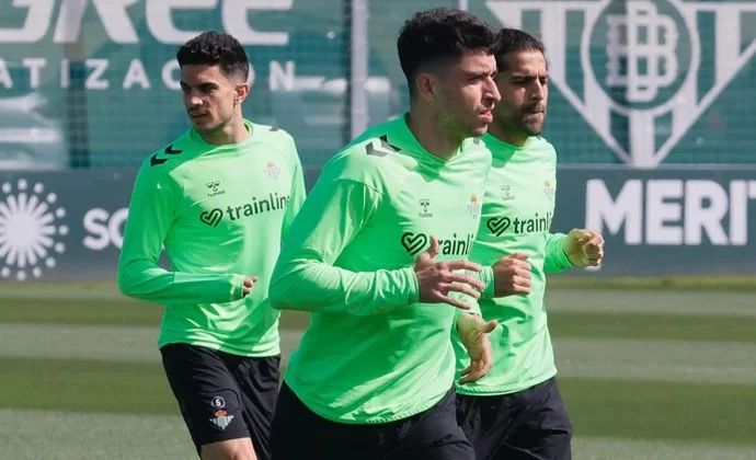 Marc Roca recae de su lesión y Antony regresa tras su gestión de cargas