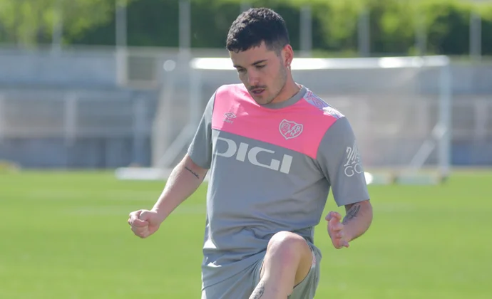 Camello se incorpora al grupo en la sesión previa al partido