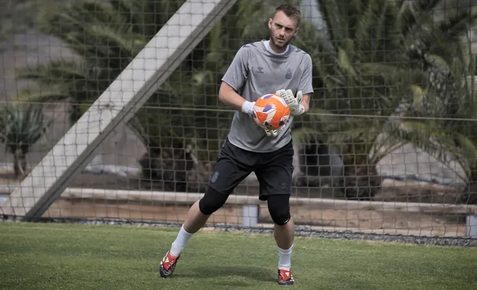 Cillessen inicia el trabajo de portería con precaución