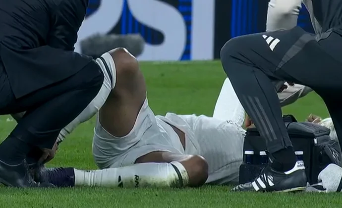 Mbappé se retira del partido lesionado del tobillo