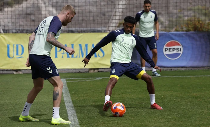 Las Palmas completa la última sesión con dos bajas y pendiente del alta de Benito