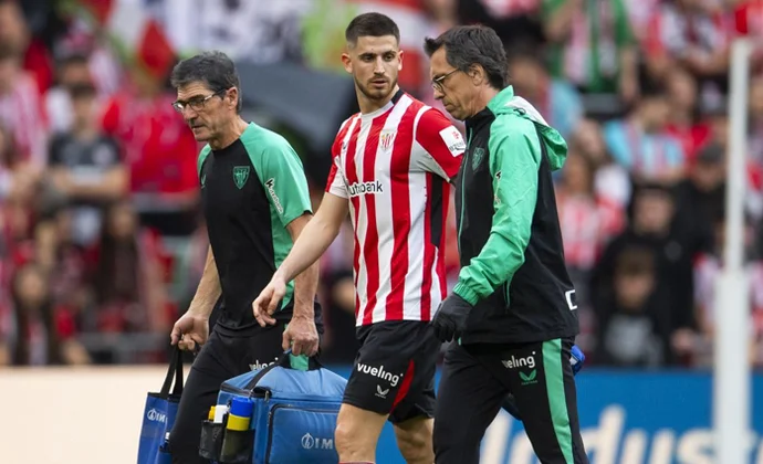 Parte médico oficial de Oihan Sancet: baja para la ida y duda para la vuelta en Manchester