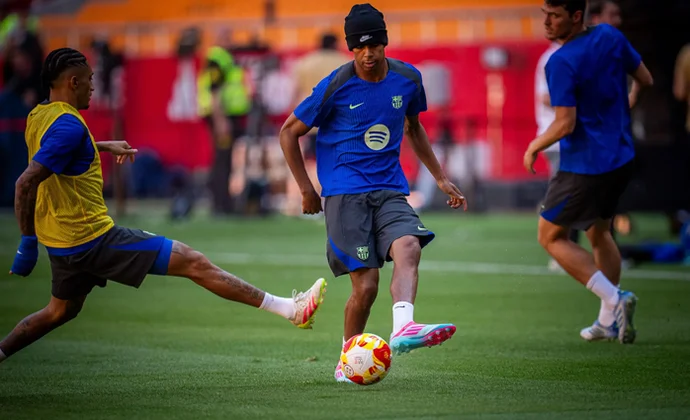 El Barcelona se ejercita en La Cartuja sin Lewandowski ni Balde