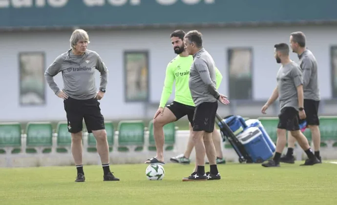 El Betis completa una sesión de recuperación con cinco jugadores en la enfermería