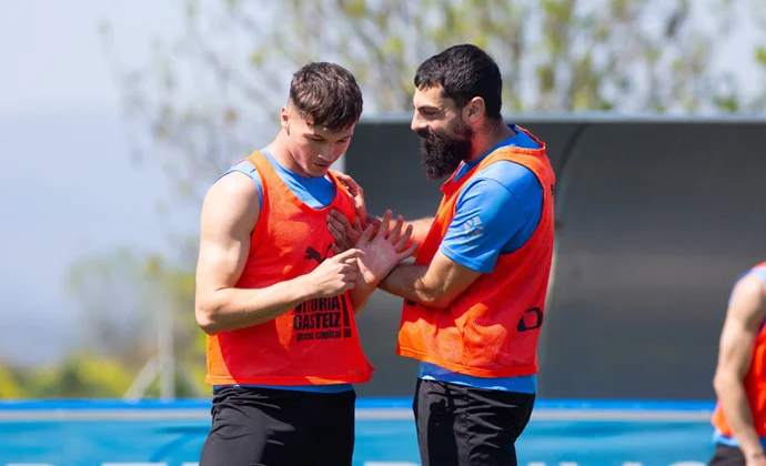 El Alavés inicia la semana pendiente de Jordán y Aleñá