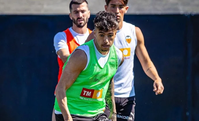 Barrenechea entrena con hombrera y Corberán ensaya pareja de centrales