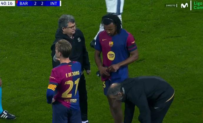 Jules Koundé se retira con molestias del partido contra el Inter
