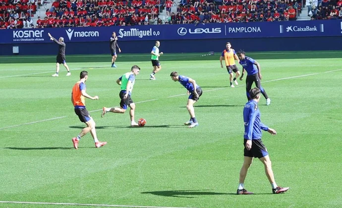 Vicente Moreno mezcla titulares y suplentes en dos defensas de cinco y de cuatro