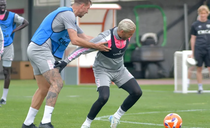 Camello sigue sin poder incorporarse al grupo a dos días del partido