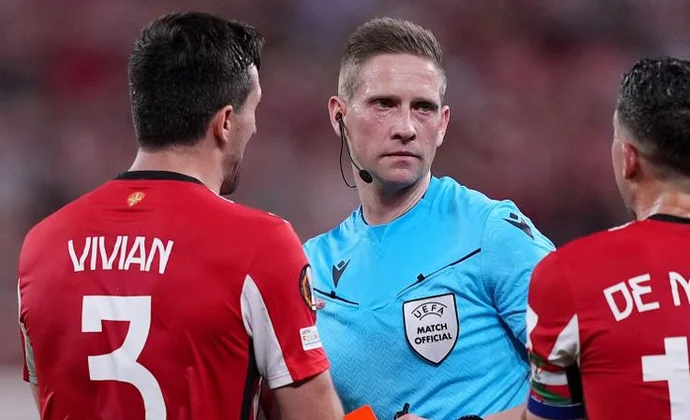 La tarjeta roja de Vivian podría protegerle de una rotación en el derbi