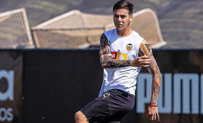 Enzo Barrenechea completa otra sesión con un vendaje en el hombro