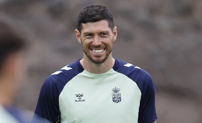 McKenna se retira lesionado del entrenamiento del viernes y Fabio Silva sigue al margen