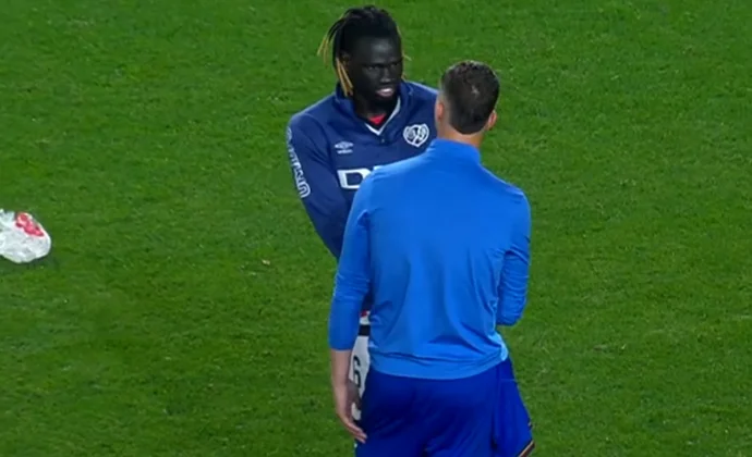 Pathé Ciss aparece con una visible cojera al final del partido