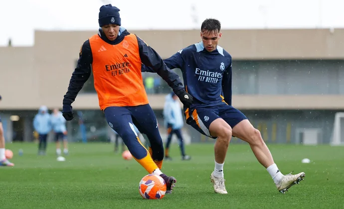 Bellingham se ejercita en el gimnasio por gestión de cargas