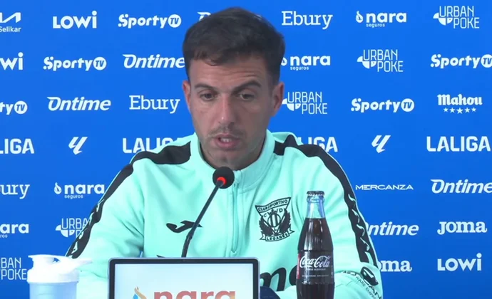 Borja Jiménez habla del sistema, el Sevilla, Munir, Óscar y Dmitrovic, pero nadie le pregunta por Raba y Rosier