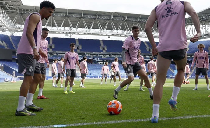 Brian Oliván, única baja en la sesión previa al partido