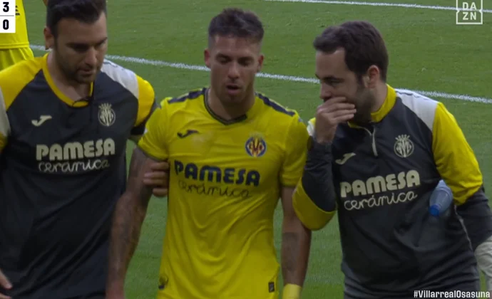 Kiko Femenia, sustituido en el descanso por problemas físicos