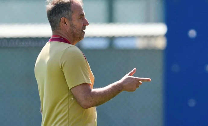 Flick prepara una defensa con cuatro centrales para Milán