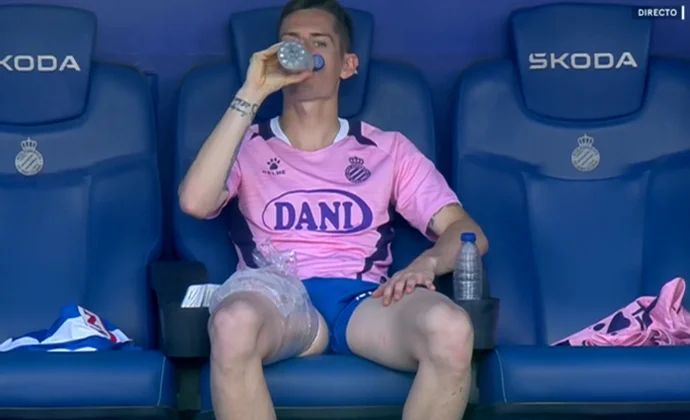 Pol Lozano, sustituido en el descanso por problemas musculares
