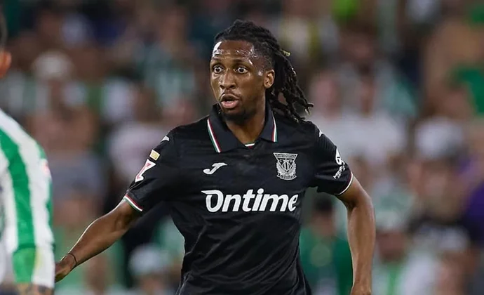 Neyou se baja del barco pepinero