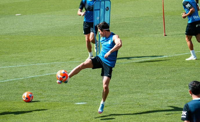 El Mallorca retoma los entrenamientos pendientes del alta de Robert Navarro