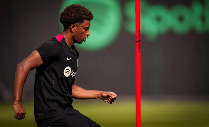 Alejandro Balde se incorpora al grupo a tres días del Clásico. Christensen, al margen