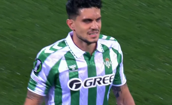 Bartra se retira con molestias del partido contra la Fiorentina