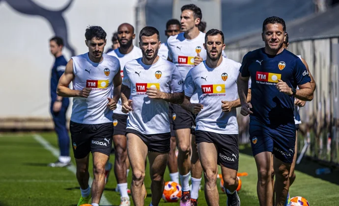 Barrenechea se incorpora al grupo este jueves. Yarek gestiona las cargas