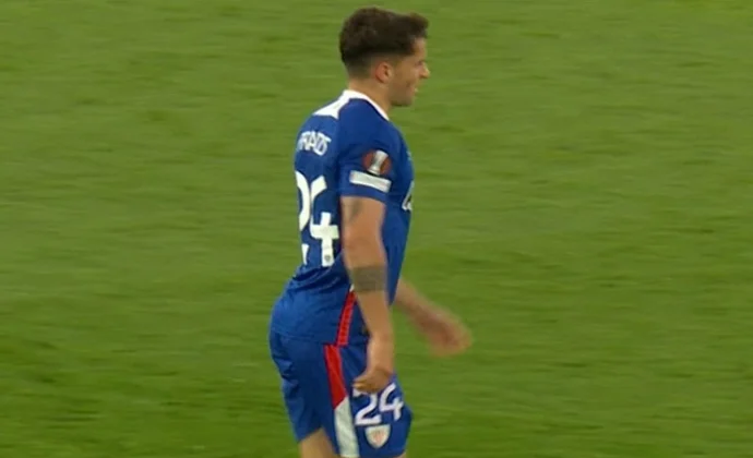 Prados se retira de Old Traford tras recibir una patada en la tibia